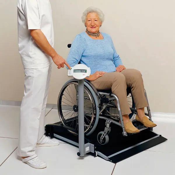 Preview: Elektronische Rollstuhlwaage SECA 665 mit flache Plattform und selbstsenkende Auffahrrampe
