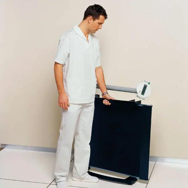 Preview: Elektronische Rollstuhlwaage SECA 665 mit flache Plattform und selbstsenkende Auffahrrampe