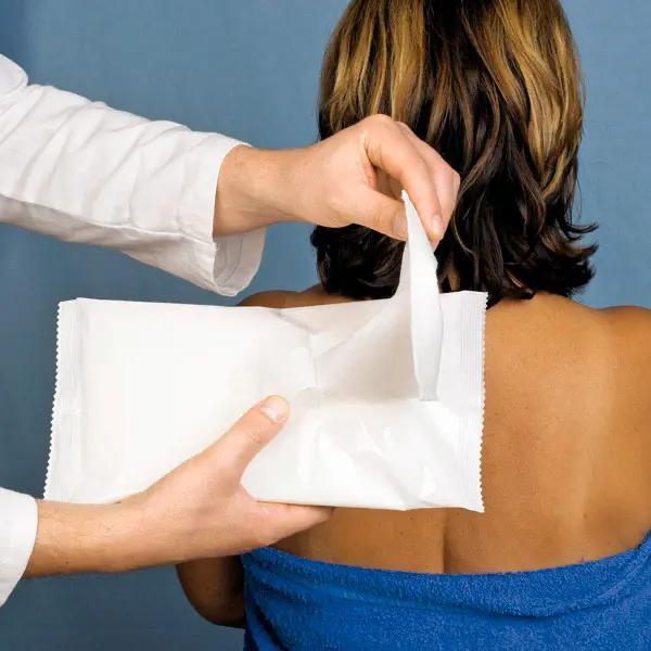 Preview: Feuchte Pflegehandschuhe für die Haut - Mit Kamillenextrakt