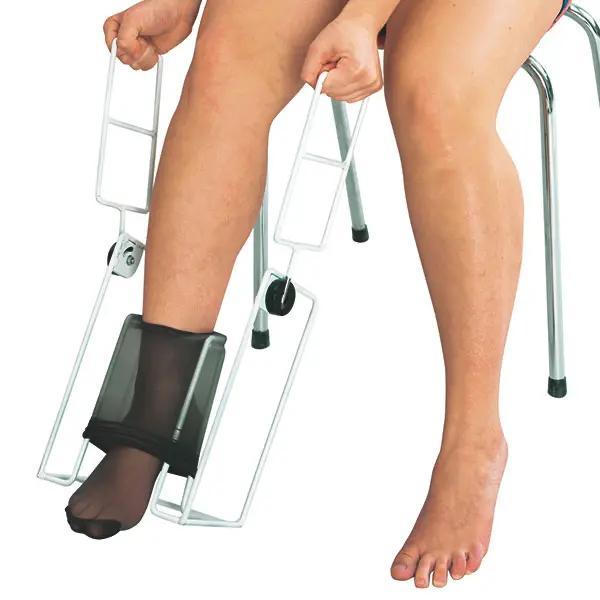 Socken- und Strumpfanziehhilfe Drahtgestell mit ausklappbaren seitlichen Griffe