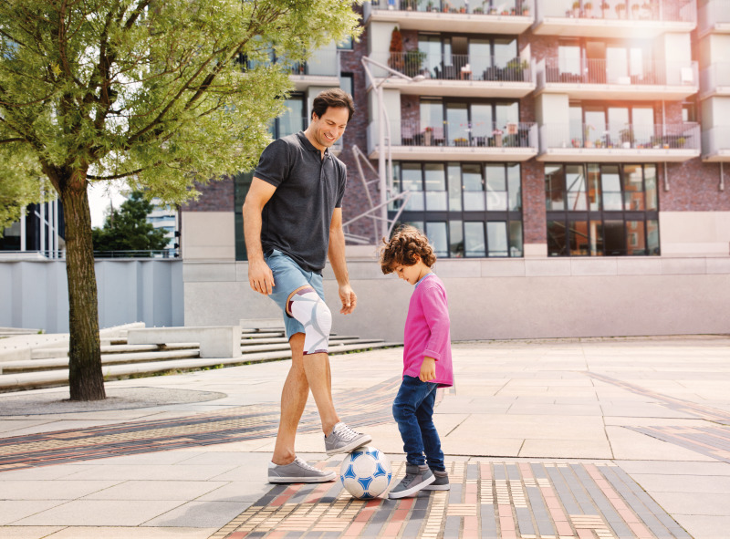 BSN Actimove GenuMotion Kniebandage - weiß/rot/grau oder anthrazit