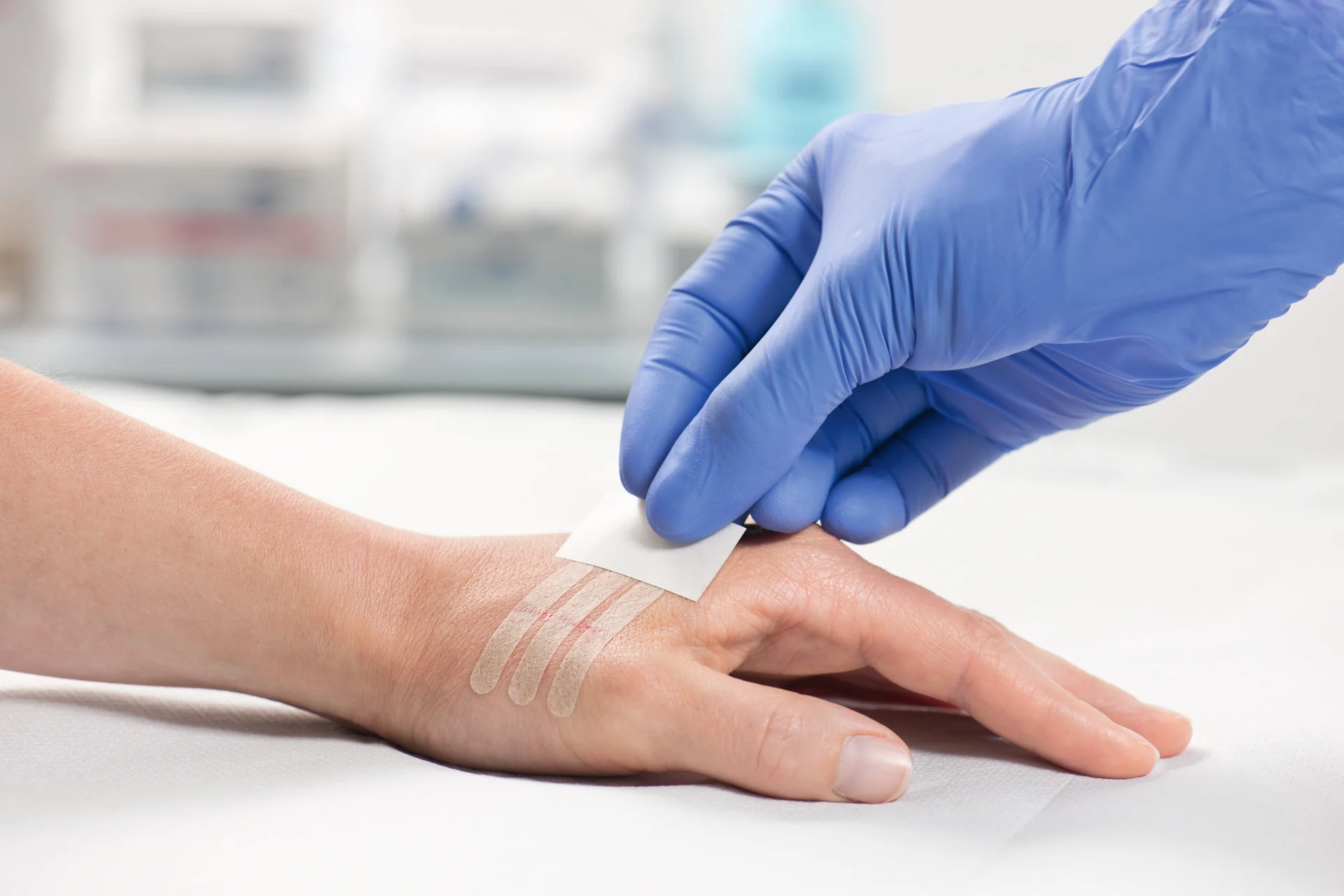 Omnistrip steril, Hartmann - Hypoallergene Wundnahtstreifen aus hautfarbenem Vliesstoff (SSB-fähig)