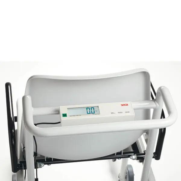 Stuhlwaage zum Wiegen im Sitzen seca 956 - Mit klappbaren Arm- und Fußstützen 