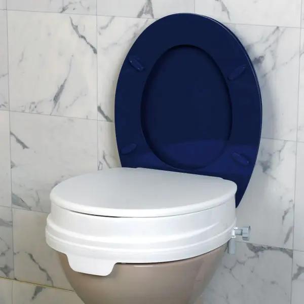 Toilettensitzerhöhung aus glattem Kunststoff mit Hygieneausschnitt